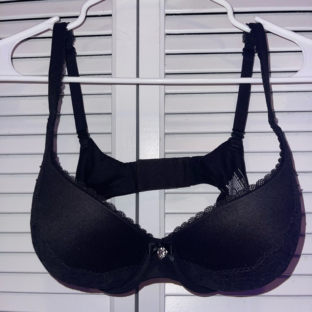 BLACK VICTORIA’S SECRET PUSH UP BRA WITH LACE DETAILING 🖤